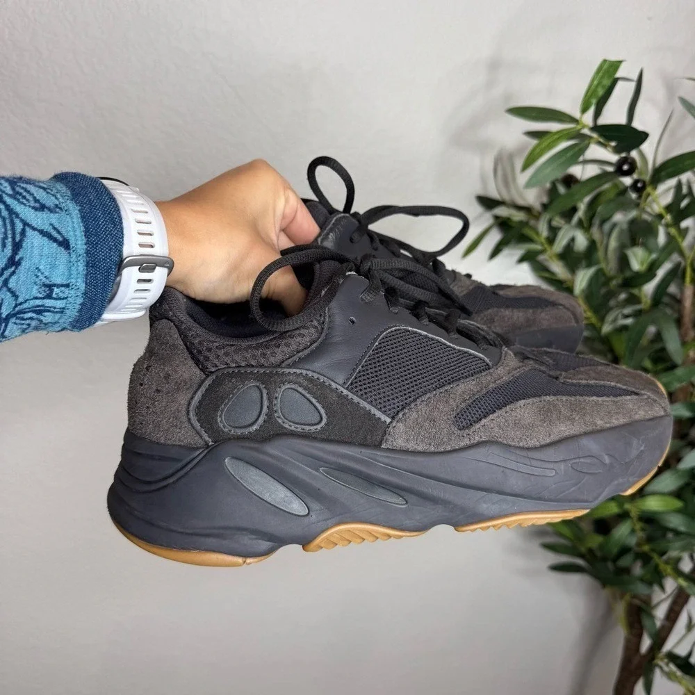 adidas Yeezy Boost 700 Utility Black Gum Men‎ Sneakers Size 10 Black/brown Suede